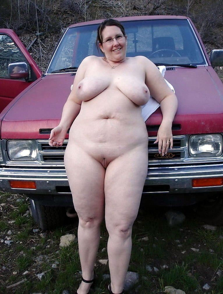 Housewife Nude Car - Bold mature housewives flashing on the cars
